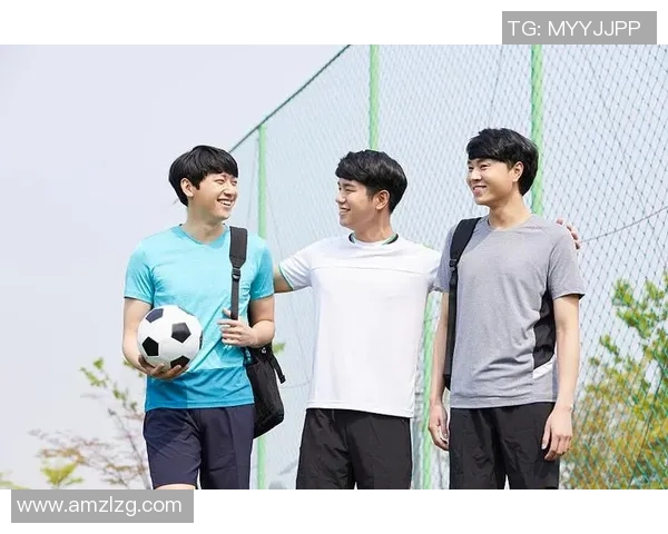 足球明星携便携包出行展现时尚与运动完美结合的生活方式